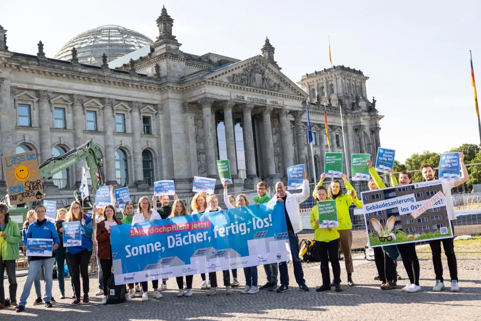 Aktion zur Solardachplicht und Gebäudesanierung vor dem Bundestag